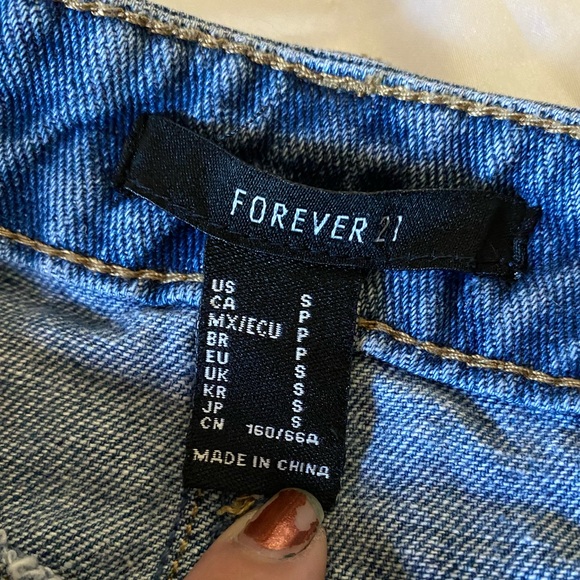 ✨FOREVER 21 Denim Skirt w Button Closure and Rainbow Embroidered Pockets - Picture 3 of 3